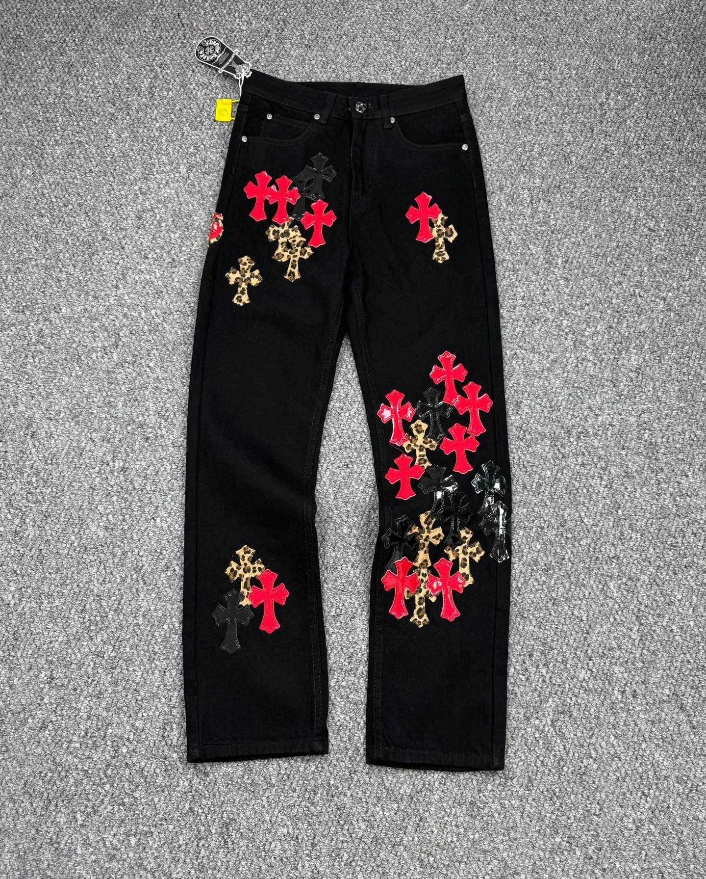 P240 Style No.: H836 ChromeHearts & ChromeHearts Patent Leather Spliced ​​Red Cross Spliced ​​Leather Straight Jeans Ceiling-Level Jeans A pair is hard to find at the counter‼ ️About Zangyin✅This is an extremely luxurious fashion brand that can also be called the aristocracy of the high street. It has always been an exclusive brand for some hipsters or rich second generations. The color of this model is already very eye-catching by using a unique washed material. It is decorated with pink patch cross flowers, which cleverly highlights the charm of the brand. Secondly, this model adopts a classic high-waist cut design, which highlights the long legs and fashionable temperament of the upper body. The brand is highly recognizable and the slim-fitting configuration is more suitable for daily wear. The personality will be fashionable and the specifications can be seen at a glance. Materials and technology ✅ Needless to say, this point goes without saying. As an excellent craftsman brand, Zangyin's requirements for details and craftsmanship are really perfect. The washed color of this model has gone through a lot of processes, not to mention the embellishment of the denim appliqués. It is also purely handmade and sewn. Just like what they believe in, only handmade things have soul and have the meaning of wearing. A top-notch heavy-duty fashionable denim item, recommended by both hands‼ ️ Size: 28, 30, 32, 34, 36 (S-XXL) Color: black